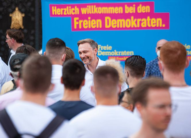 Lindner mit Fanboys bei einer Wahlkampfveranstaltung in Frankfurt. - Foto: Hannes P. Albert/IMAGO