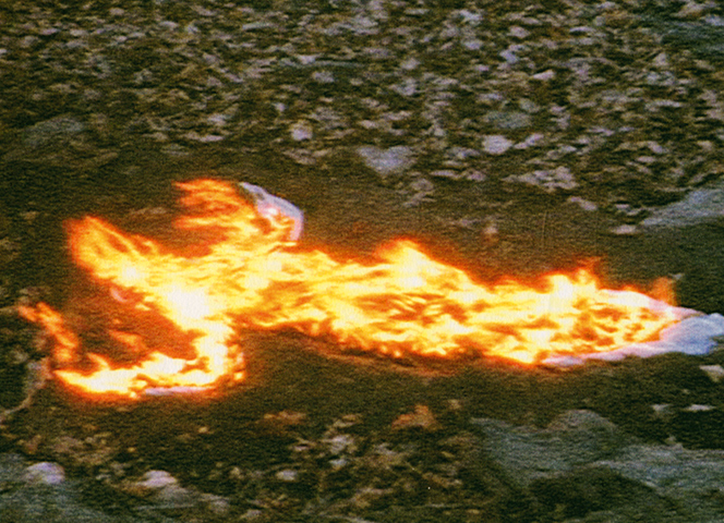 Still aus "Seele, Silhouette in Brand" von Ana Mendieta