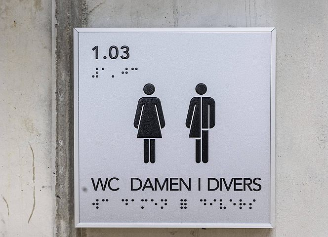 Die Flinta*-Toilette hält Einzug in den öffentlichen Raum. Bei den Männern bleibt alles beim Alten. - Foto: Rainer Weisflog/IMAGO