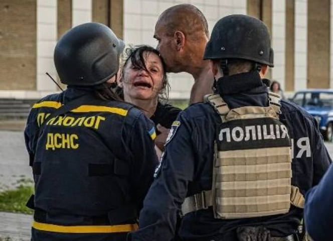 Nach einem Angriff auf Charkiw: Ähnlich dramatisch muss man sich wohl auch die Szenen der Zwangsrekrutierungen auf offener Straße vorstellen.