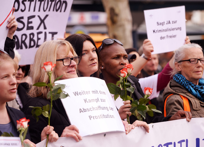 Ehemalige Prostituierte fordern 2019 auf einem "Survivors March" in Mainz die Freierbestrafung auch in Deutschland..