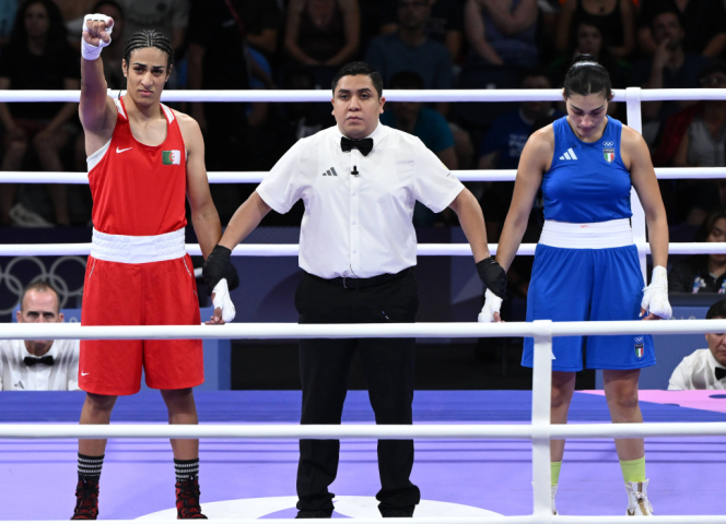 Imane Khelif reckt siegesgewiss die Faust. Foto: imago images/Joel Carrett