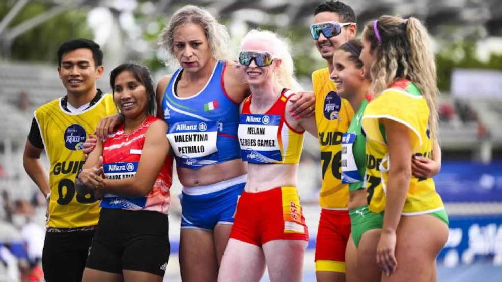 Valentina Petrillo mit anderen Athletinnen. Die Männer laufen als Guides mit. Foto: PanoramiC imago